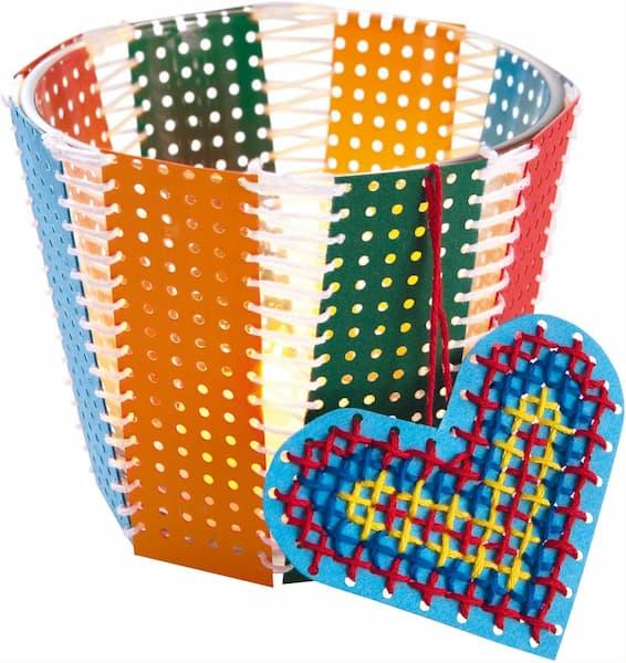 Modele broderie sur carton enfant pot coeur laine facile activite manuelle