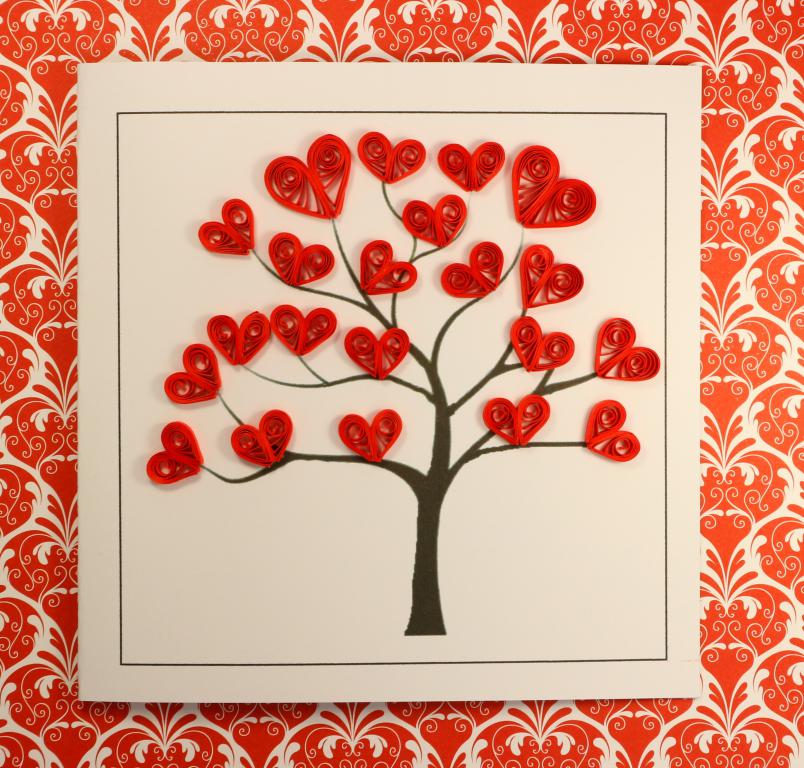 Modele quilling facile debutant carte arbre aux coeurs rouges