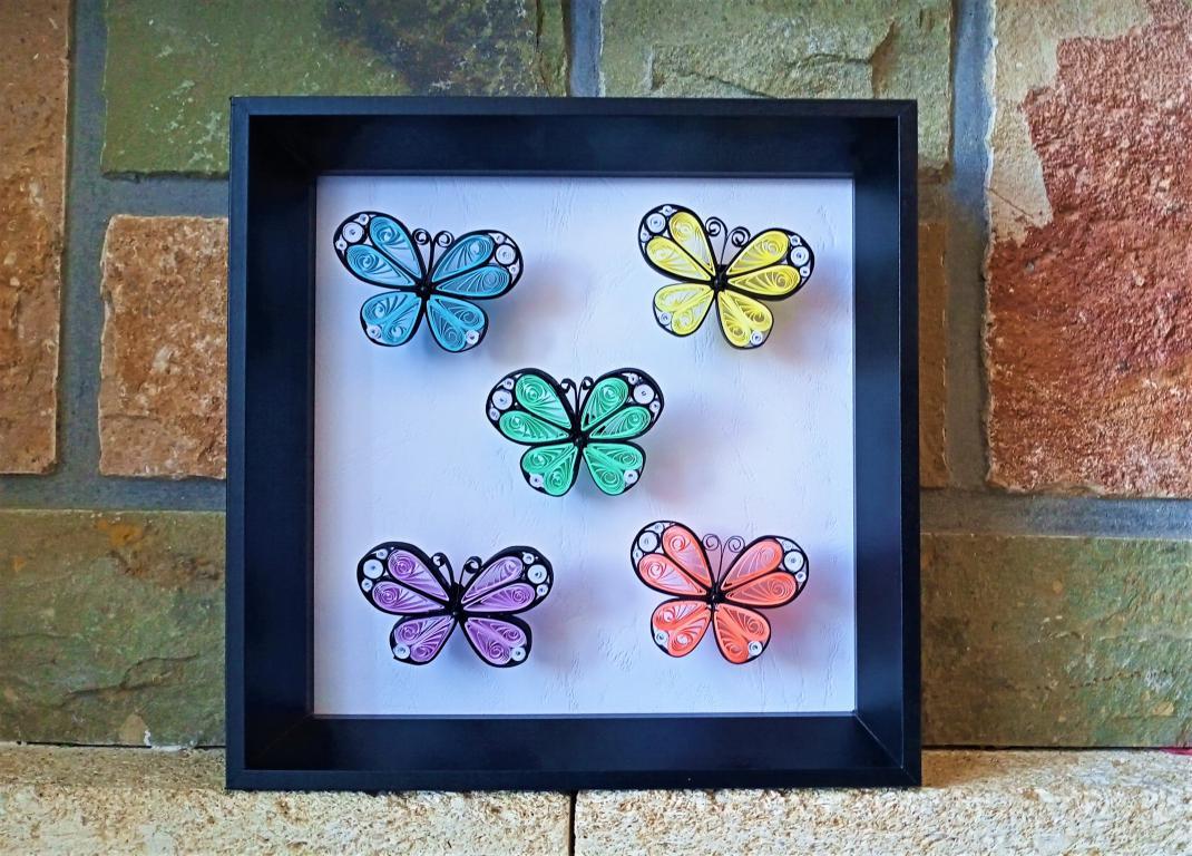 Papillon cadre vitrine insecte epingle bande papier roule paperolles paper art quilling