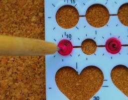Placer dans un gabarit quilling loisirs creatifs 1