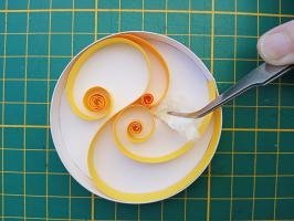 Quilling bande papier jaune pince precison tuto modele facile loisir creatif eugenie paperolles arabesque etape explication apprendre