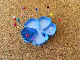 Quilling fleur de lin nervure d un petale bande de papier colle sur la tranche en cours de realisation