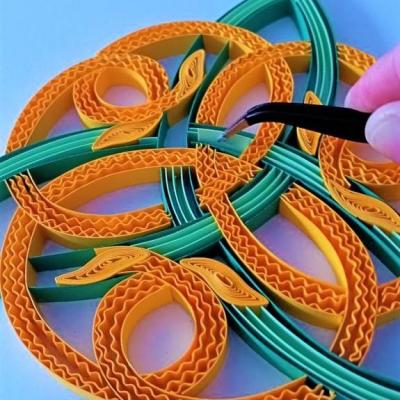 Quilling motif celtic celtique triskel bande papier jaune gaufre ondule frise