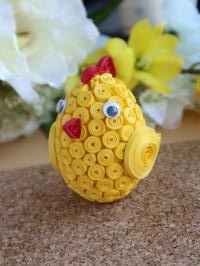 Quilling oeuf poussin paques jaune papier roule