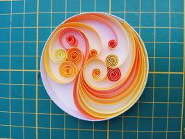 Quilling soleil en cours de realisation bande papier paperolles arabesque tuto modele explication initiation apprendre jaune orange spirale