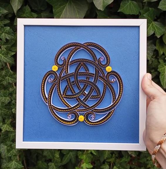 Quilling tableau celtic celtique triskel viking bande papier gaufre ondule frise fond bleu 1