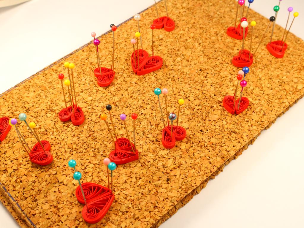 Realisation coeur quilling rouge papier roule epingler sur plaque de liege