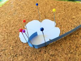 Realisation du contour en papier quilling bleu lavande d une fleur de lin
