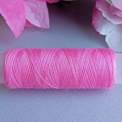 Rose bonbon fil a coudre couture bobine broderie sur papier string art carte a broder