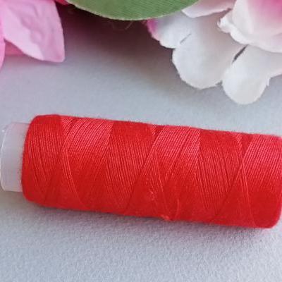 Rouge fil a coudre couture bobine broderie sur papier string art carte a broder