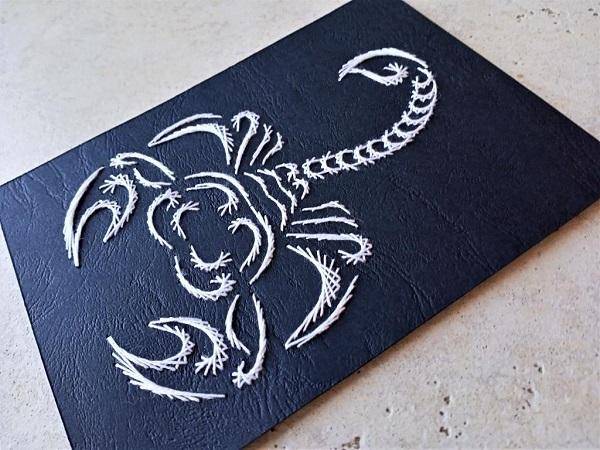 Signe zodiaque scorpion broderie papier coton perle blanc sur noir imitation cuir fil tendu