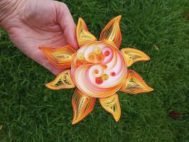 Soleil quilling bande papier roule paperolles jaune orange gazon herbe modele tuto loisir creatif eugenie