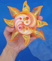 Soleil quilling modele facile spirale bande papier paperolles jaune orange fond bleu loisir creatif eugenie
