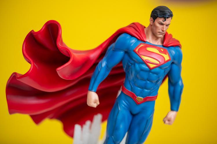 Superman jouet couleur primaire rouge jaune bleu cercle chromatique quilling choix bande papier