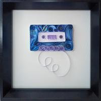 Tableau quilling annees 80 cassette audio bleu bande papier roule paperolles vintage retro loisirs creatifs eugenie
