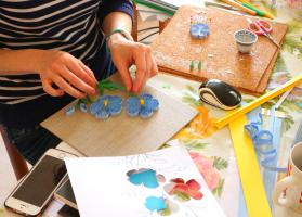 Tableau quilling fleur li en cours de realisation loisir creatif eugenie