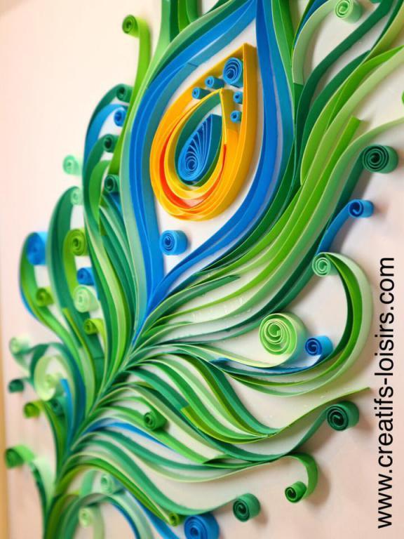 Tableau quilling plume de paon papier roule loisir creatif eugenie gro plan detail collage sur tranche bande