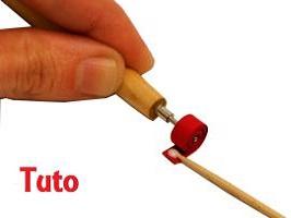 Tuto quilling facile rouler une bande de papier stylet bois cercle serre paperolles rouge