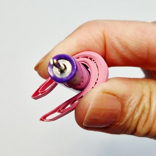 Tuto quilling ruban octobre rose appuyer avec le manche du stylet