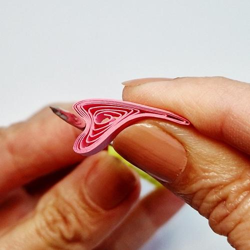 Tuto quilling ruban octobre rose appuyer avec le poincon