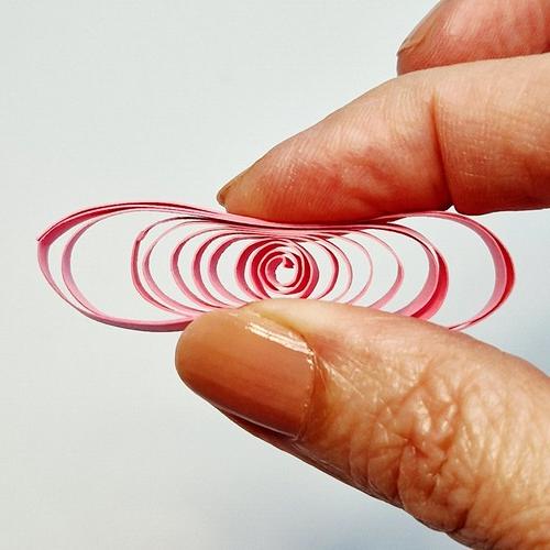 Tuto quilling ruban octobre rose appuyer sur la spirale de papier