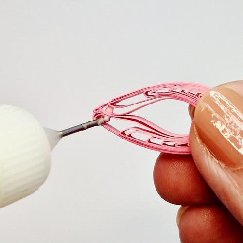 Tuto quilling ruban octobre rose mettre colle flacon applicateur