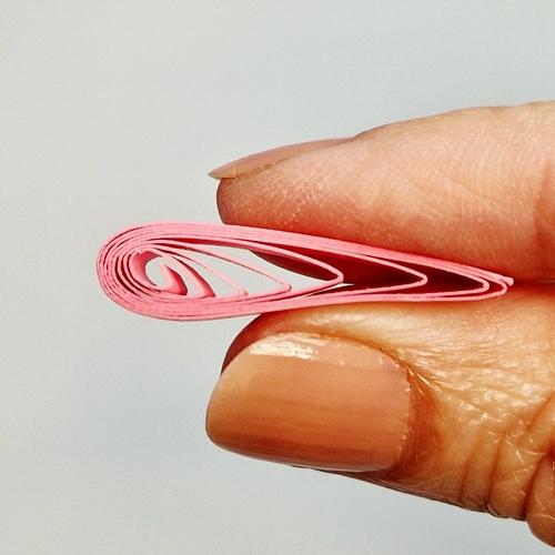 Tuto quilling ruban octobre rose pincer la spirale de papier
