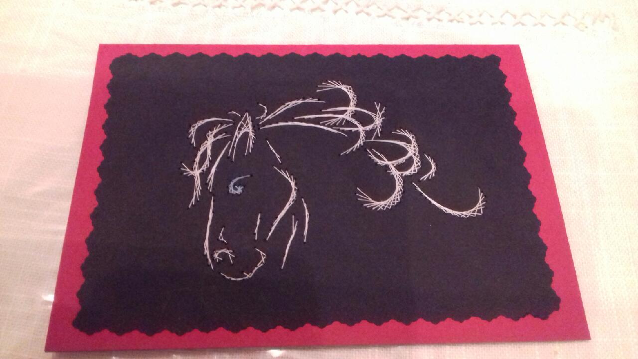 Veronique cheval noir sur fond rouge janvier 2017 carte a broder
