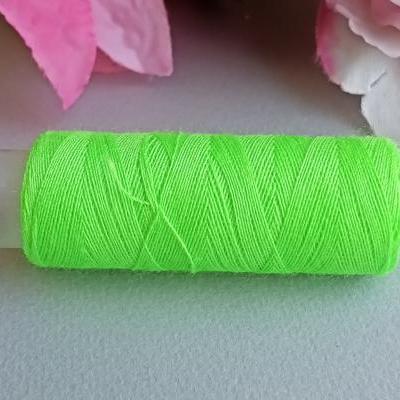Vert fluo fil a coudre couture bobine broderie sur papier string art carte a broder