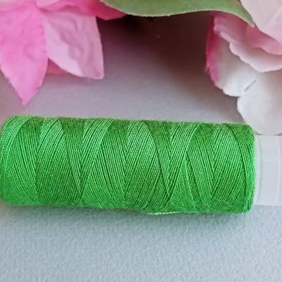 Vert gazon fil a coudre couture bobine broderie sur papier string art carte a broder