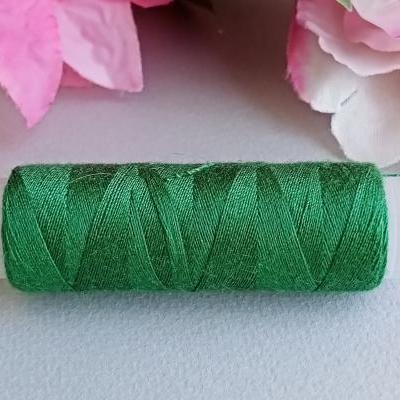 Vert sapin fonce fil a coudre couture bobine broderie sur papier string art carte a broder